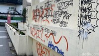 Coretan yang tidak jelas ini, terlihat hampir memenuhi sebagian JPO Mayjen Sungkono.