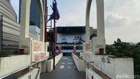 Aksi vandalisme ini membuat tembok-tembok jembatan terlihat kotor karena banyak coretan dan gambar yang tidak jelas.