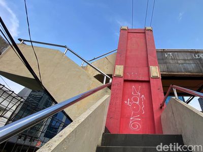 Aksi Vandalisme Bikin JPO di Surabaya Kumuh
