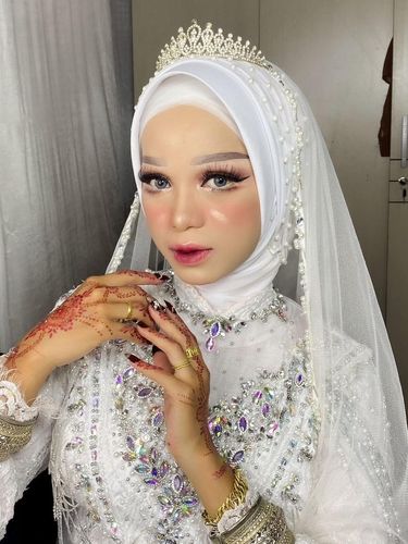 Foto Sumayah yang makeup sendiri saat hari pernikahannya. Aksi Sumayah langsung viral dan menjadi sorotan warganet