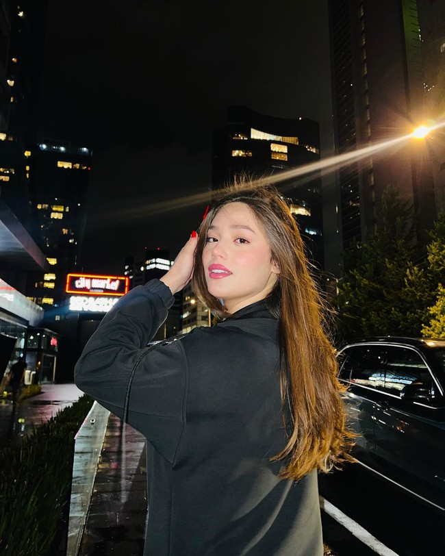 Ia sendiri mengaku memang selalu ingin merasakan pengalaman ngamen. Impianku adalah bernyanyi di jalanan London. Sudah tercapai, katanya. Foto: Instagram @fridaguzmanofficial