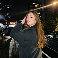 Ia sendiri mengaku memang selalu ingin merasakan pengalaman ngamen. Impianku adalah bernyanyi di jalanan London. Sudah tercapai, katanya. Foto: Instagram @fridaguzmanofficial