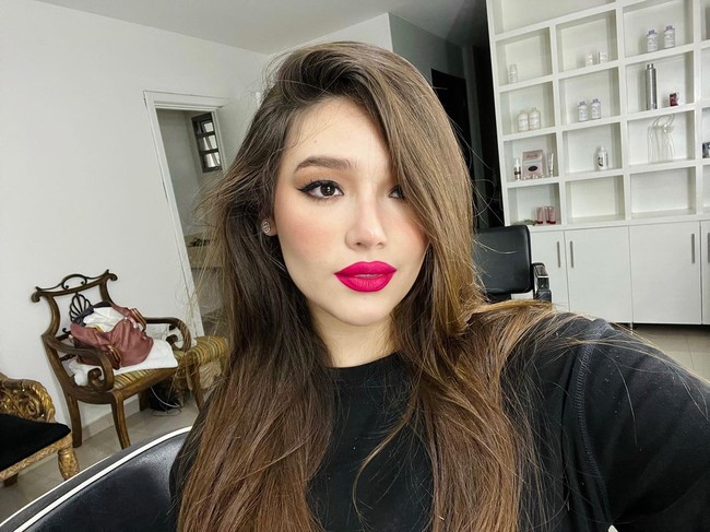 Frida adalah putri dari Frida Muñoz Román and Édgar Guzmán López. Ayahnya sering disebut sebagai salah satu anak favorit dari El Chapo. Edgar sendiri telah meninggal karena dibunuh pada 2008. Foto: Instagram @fridaguzmanofficial