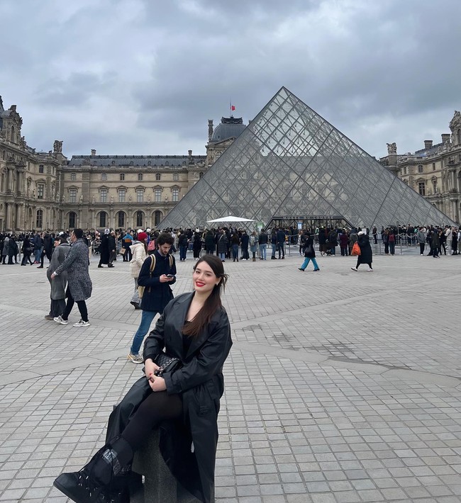 Di Instagram, Frida yang memiliki banyak follower sering memamerkan potret cantik dan pose glamournya. Foto: Instagram @fridaguzmanofficial