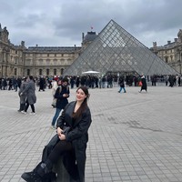 Di Instagram, Frida yang memiliki banyak follower sering memamerkan potret cantik dan pose glamournya. Foto: Instagram @fridaguzmanofficial