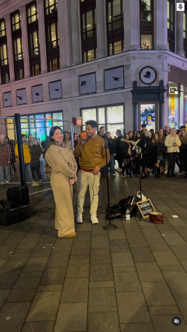 Seorang penyanyi cantik baru-baru ini jadi sorotan ketika kedapatan ngamen di jalanan. Wanita itu diketahui adalah Frida Sofia Guzman Munoz, cucu gembong narkoba El Chapo. Foto: Instagram @fridaguzmanofficial