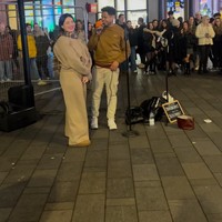 Seorang penyanyi cantik baru-baru ini jadi sorotan ketika kedapatan ngamen di jalanan. Wanita itu diketahui adalah Frida Sofia Guzman Munoz, cucu gembong narkoba El Chapo. Foto: Instagram @fridaguzmanofficial