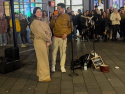 Potret Penyanyi Cantik Ngamen di Jalan Jadi Sorotan, Identitasnya Bikin Kaget