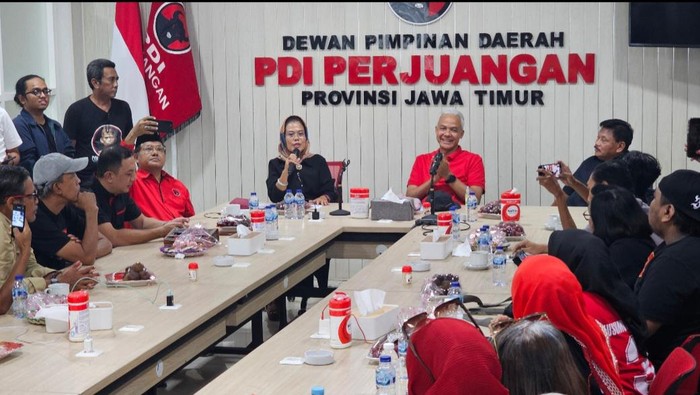 Ganjar Pranowo di kantor PDIP Jatim