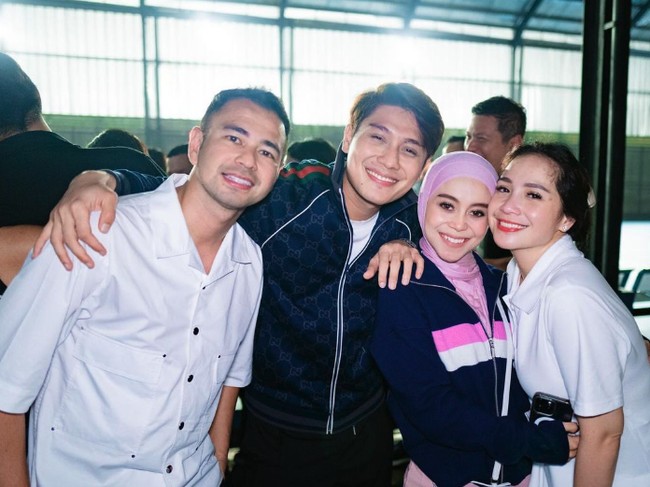 Kemudian ada pasangan Lesty Kejora dan Rizky Billar yang tampil lebih sporty mengenakan jaket. Sementara Raffi dan Nagita mengenakan busana putih. Foto: Instagram @rizkybillar