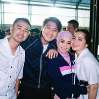 Kemudian ada pasangan Lesty Kejora dan Rizky Billar yang tampil lebih sporty mengenakan jaket. Sementara Raffi dan Nagita mengenakan busana putih. Foto: Instagram @rizkybillar