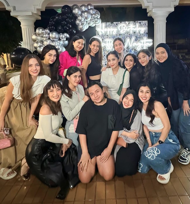 Tampak gaya para selebriti lainnya ketika memberikan kejutan ulang tahun Raffi dan Nagita pada malam harinya. Mereka kompak mengenakan busana bernuansa hitam dan putih. “Yang surprisin & yang di surprisin. Bahagiaaa terusssss Affii Nagincuuu,” tulis Ayu Dewi di Instagram. Foto: Instagram @mrsayudewi