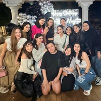 Tampak gaya para selebriti lainnya ketika memberikan kejutan ulang tahun Raffi dan Nagita pada malam harinya. Mereka kompak mengenakan busana bernuansa hitam dan putih. “Yang surprisin & yang di surprisin. Bahagiaaa terusssss Affii Nagincuuu,” tulis Ayu Dewi di Instagram. Foto: Instagram @mrsayudewi