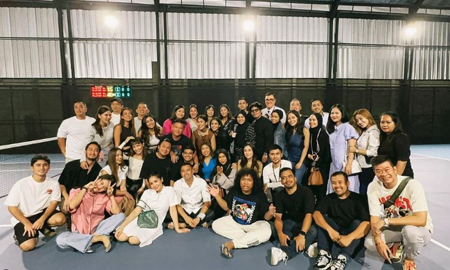 Momen ketika para selebriti datang untuk merayakan ulang tahun Raffi dan Nagita. “Surprise Birthday aabro raffi teteh gigi 🎂🤲🏼 ada yg bisa tag semua yg ada disini ga si?” tulis Atta Halilintar. Foto: Instagram @attahalilintar