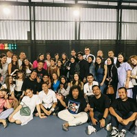 Momen ketika para selebriti datang untuk merayakan ulang tahun Raffi dan Nagita. “Surprise Birthday aabro raffi teteh gigi 🎂🤲🏼 ada yg bisa tag semua yg ada disini ga si?” tulis Atta Halilintar. Foto: Instagram @attahalilintar