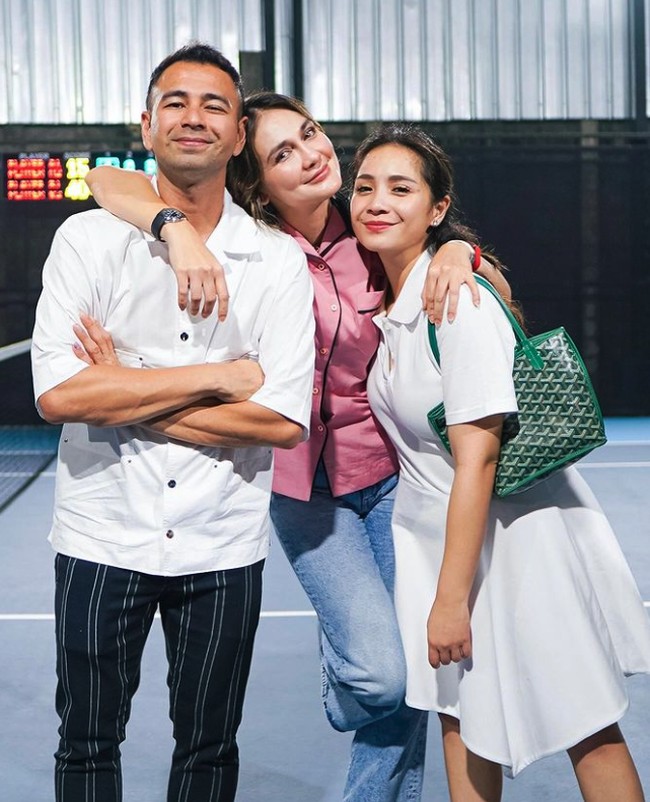 Ini gaya Luna Maya yang mengenakan celana jeans dan kemeja pink bersama Raffi serta Nagita. “Sending birthday hugs, wishes, and warmest thoughts to this lovely couple,” ucap Luna Maya di Instagram. Foto: Instagram @lunamaya