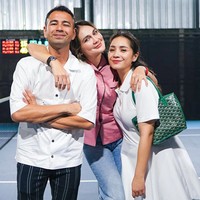 Ini gaya Luna Maya yang mengenakan celana jeans dan kemeja pink bersama Raffi serta Nagita. “Sending birthday hugs, wishes, and warmest thoughts to this lovely couple,” ucap Luna Maya di Instagram. Foto: Instagram @lunamaya