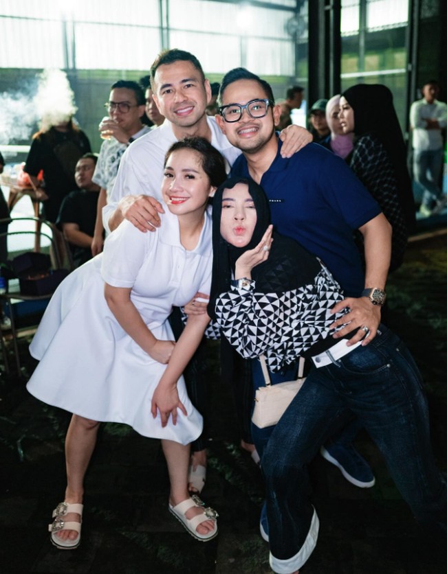 Pengusaha Gilang Pramana dan Shandy Purnamasari juga ikut meramaikan ulang tahun Raffi dan Nagita. Keduanya terlihat kasual mengenakan celana jeans. Foto: Instagram @juragan_99