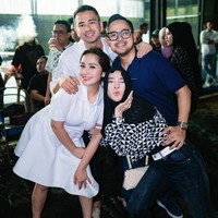 Pengusaha Gilang Pramana dan Shandy Purnamasari juga ikut meramaikan ulang tahun Raffi dan Nagita. Keduanya terlihat kasual mengenakan celana jeans. Foto: Instagram @juragan_99