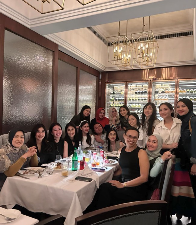 Sederet selebriti ikut merayakan birthday dinner Nagita Slavina di sebuah restoran. Mereka tampil dengan look formal dan kasual. Foto: Instagram @rieta_amilia