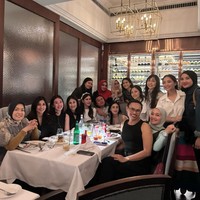 Sederet selebriti ikut merayakan birthday dinner Nagita Slavina di sebuah restoran. Mereka tampil dengan look formal dan kasual. Foto: Instagram @rieta_amilia