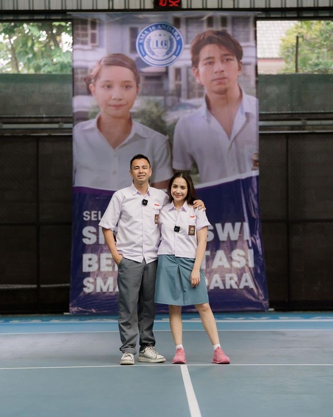 Ini dia Raffi Ahmad dan Nagita Slavina yang mengenakan baju SMA dengan seragam putih-abu di perayaan ulang tahun mereka.  Foto: Instagram @raffinagita1717
