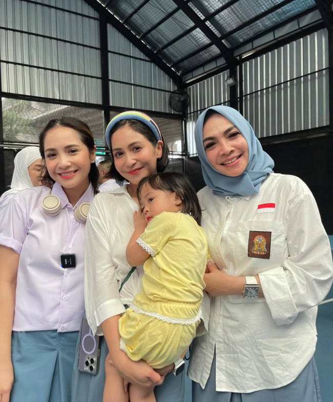 Caca Tengker dan sang ibunda, Rieta Amilia ikut mengenakan baju SMA seperti Raffi dan Nagita. Mereka terlihat kompak saat berpose bersama. Foto: Instagram @rieta_amilia