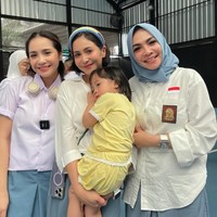 Caca Tengker dan sang ibunda, Rieta Amilia ikut mengenakan baju SMA seperti Raffi dan Nagita. Mereka terlihat kompak saat berpose bersama. Foto: Instagram @rieta_amilia