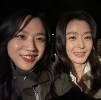 Kedua aktris senior yang sudah memasuki kepala empat itu tampak memiliki kulit wajah yang glowing. Tang Wei hanya terpaut dua tahun dengan Jun Ji Hyun dan saat ini berusia 44 tahun. Foto: dok. Twitter @junjihyunonly