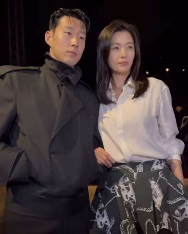 Acara tersebut juga dihadiri bintang timnas Korea Son Heung Min, yang menjadi brand ambassador Burberry seperti Jun Ji Hyun. Selama beberapa tahun terakhir, mereka sering berinteraksi dan netizen Korea mulai melihat kemiripan keduanya. Foto: dok. Twitter @junjihyunonly