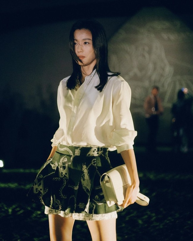 Bintang drama Korea Jirisan itu terlihat awet muda di usia 42 tahun, dengan potongan rambut sebahu yang dibiarkan terurai. Foto: dok. Twitter @junjihyunonly