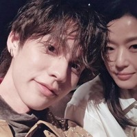Jun Ji Hyun juga diajak selfie bersama aktor muda Thailand yang tengah naik daun, Bright Vachirawit. Foto: dok. Twitter @junjihyunonly