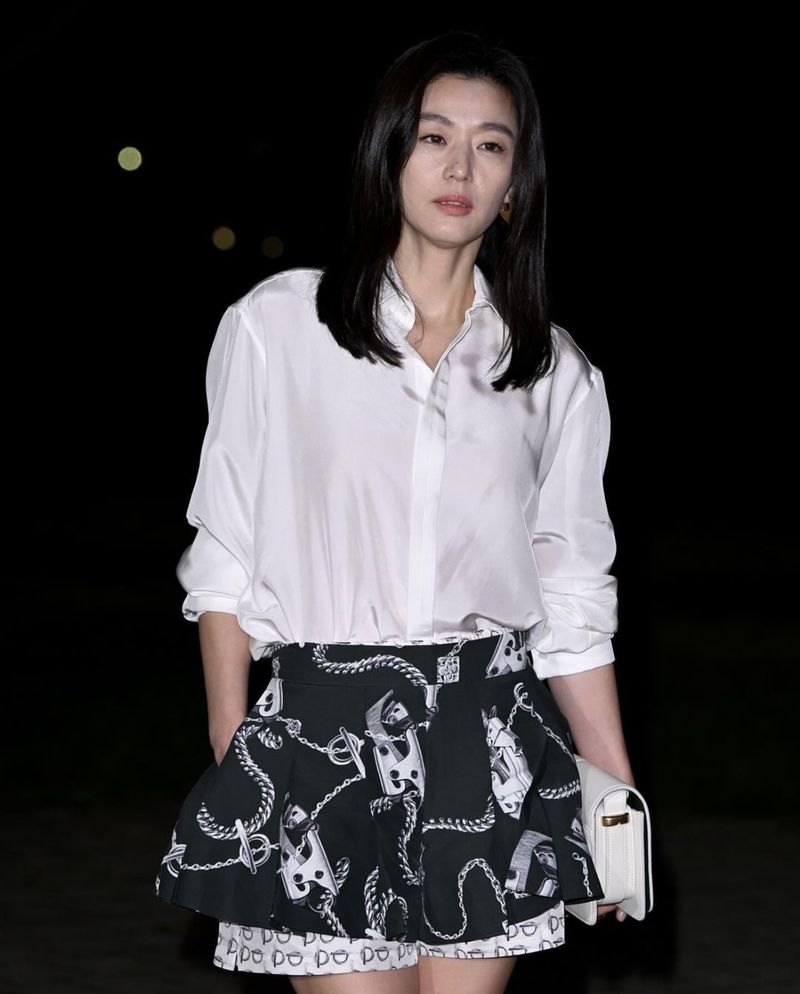 Gaya Jun Ji Hyun di fashion show Burberry
