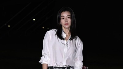 8 Gaya Jun Ji Hyun di Fashion Show Burberry, Disorot Mirip Son Heung Min