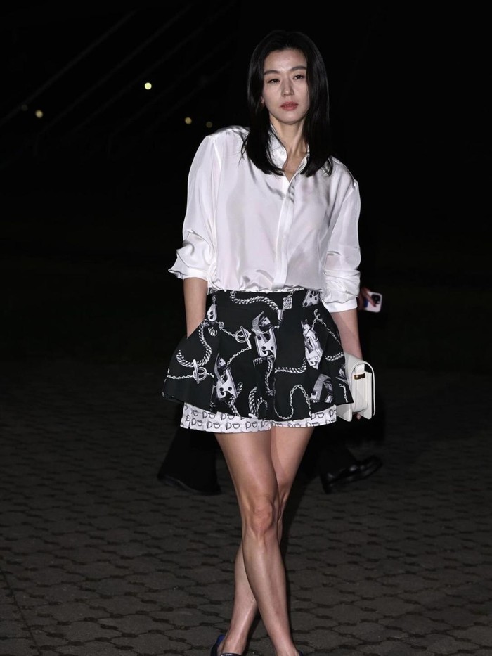 Gaya Jun Ji Hyun di fashion show Burberry Gaya Jun Ji Hyun di fashion show Burberry
