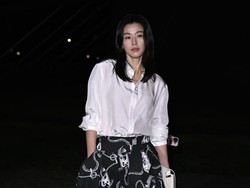 8 Gaya Jun Ji Hyun di Fashion Show Burberry, Disorot Mirip Son Heung Min