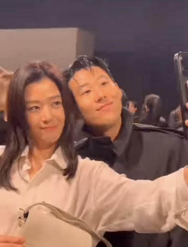 Penggemar menyebut interaksi Jun Ji Hyun dan Son Heung Min kini tak lagi terlihat canggung. “Mereka terlihat mirip,” “Sepertinya mereka sudah berteman sekarang,” “Tak lagi canggung seperti pertama kali bertemu,” komentar sejumlah netizen di forum komunitas Korea. Foto: dok. Twitter @junjihyunonly