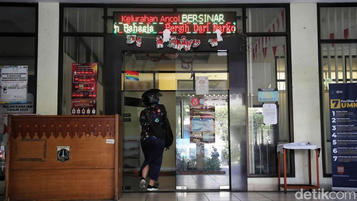 Gegara Ucapan 'Miskin', Kantor Lurah Ancol Sepi-Mobil Sampah Nganggur Sempat viral para PPSU kelurahan Ancol menggelar aksi mogok kerja setelah merasa dihina 'miskin' oleh Lurah Ancol. Kondisi Kelurahan Ancol tampak sepi.