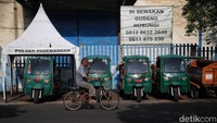 Pantauan di lapangan motor bak sampah terlihat menganggur.