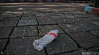 Selain itu terlihat sampah berserakan di halaman kantornya.