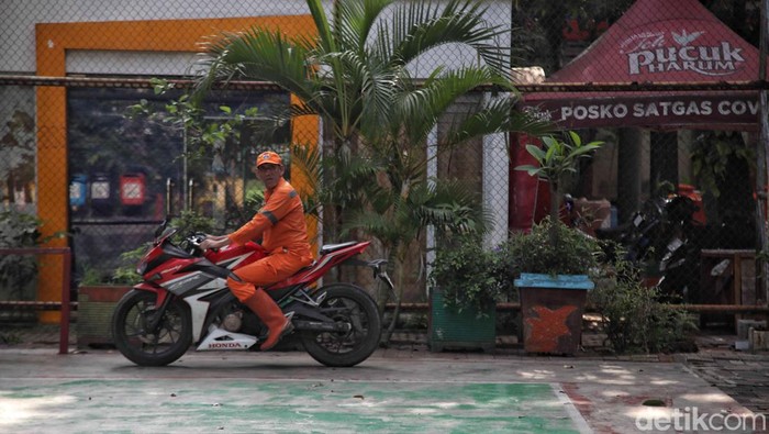 Sempat viral para PPSU kelurahan Ancol menggelar aksi mogok kerja setelah merasa dihina miskin oleh Lurah Ancol. Kondisi Kelurahan Ancol tampak sepi.