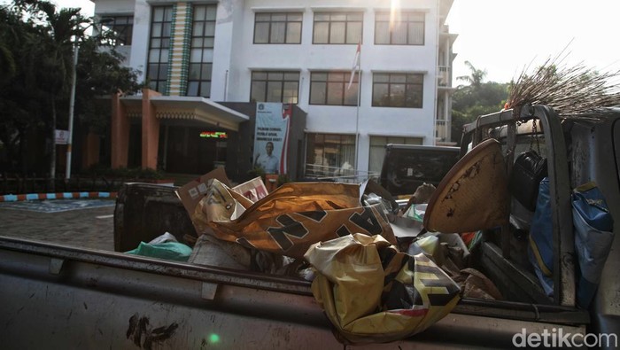 Sempat viral para PPSU kelurahan Ancol menggelar aksi mogok kerja setelah merasa dihina 'miskin' oleh Lurah Ancol. Kondisi Kelurahan Ancol tampak sepi.