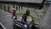Kabupaten Asmat memiliki 224 kampung atau setara tingkat kelurahan yang berdiri di atas tanah berlumpur dan rawa serta memiliki sarana jalan dari papan kayu.
