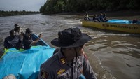 Perahu, kapal motor dan kapal cepat menjadi transportasi utama untuk menjangkau hingga antarkampung yang bisa memakan waktu perjalanan hingga berhari-hari.