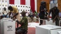Komisi Pemilihan Umum (KPU) Kabupaten Asmat menetapkan daftar pemilih tetap (DPT) Kabupaten Asmat sebanyak 80.122 orang yang tersebar di 224 kampung dengan 352 Tempat Pemungutan Suara (TPS).