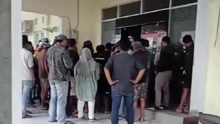 Warga di Kota Gorontalo, Provinsi Gorontalo menggeruduk Kantor Camat Dumbo Raya.