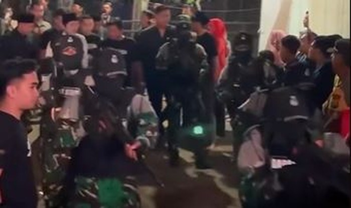 gus iqdam dikawal pasukan berseragam loreng bersenjata laras panjang