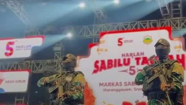 gus iqdam dikawal pasukan berseragam loreng bersenjata laras panjang