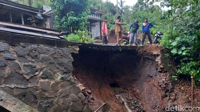 Jalur Utama Antarkecamatan di Trenggalek Longsor