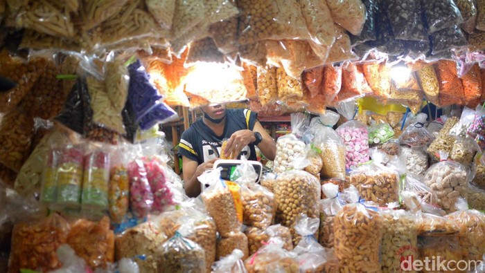 Sejumlah kebutuhan bahan pokok di sejumlah Pasar di Kota Surabaya mulai mengalami kenaikan. Salah sayunya cabe yang naik hingga Rp 50 ribu perkilo, Selasa (20/2/2024).